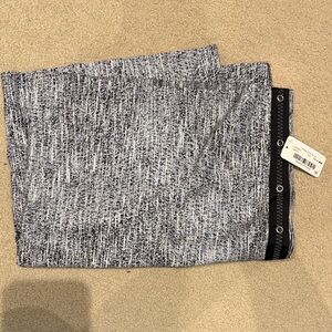 NWT IVIVA (Lululemon) Black and White Village Scarf